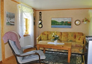 Here you will find a charmingly furnished small house just 300 m from lake Åklången.