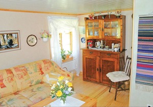 Here you will find a charmingly furnished small house just 300 m from lake Åklången.