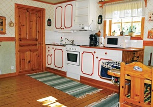 Here you will find a charmingly furnished small house just 300 m from lake Åklången.