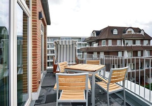 High-quality apartment on the North Sea beach with sunny south-facing balconies and beach chair