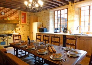 Historic 16th-Century Cottage with Pool, Courtyard & Modern Amenities in Charming Village