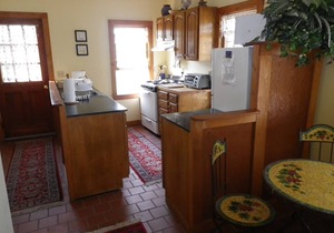 Historic 2 Bedroom (sleeps 6) Tastefully Decorated, ~AC~Apartment