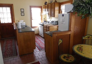 Historic 2 Bedroom sleeps 6 Tastefully Decorated, ~AC~Apartment
