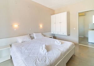 Holiday Apartment "Ariel Studio 4" with Balcony, Shared Terrace & Wi-Fi