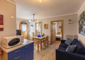 Holiday Apartment Omega - Casa Azzurra Piano Terra with Mountain View, Wi-Fi & Garden