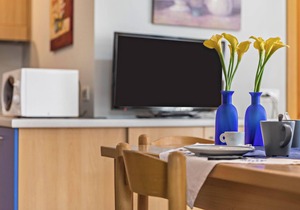Holiday Apartment Omega - Casa Azzurra Piano Terra with Mountain View, Wi-Fi & Garden
