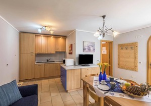 Holiday Apartment Omega - Casa Azzurra Piano Terra with Mountain View, Wi-Fi & Garden