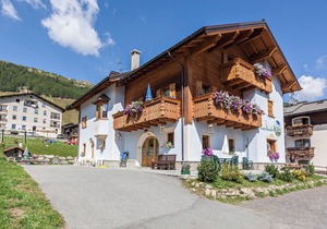 Holiday Apartment Omega - Casa Azzurra Piano Terra with Mountain View, Wi-Fi & Garden