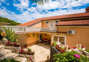 Holiday apartment with panoramic sea views