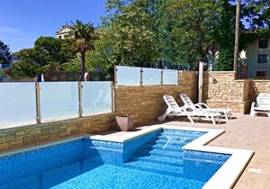 Holiday apartment with terrace and swimming pool