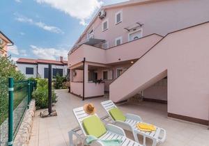 Holiday apartment with air conditioning and sea view