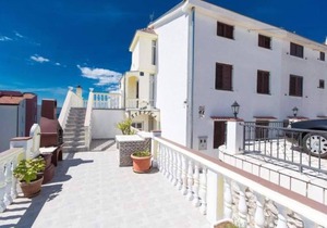 Holiday apartment with sea view and air conditioning