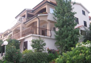 Holiday apartment with terrace and sea view