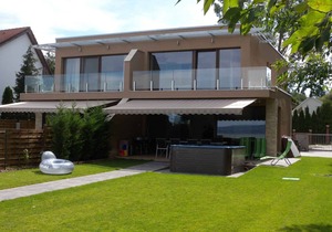 Holiday home with private boat dock, air conditioning and hot tub
