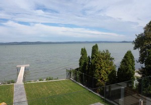 Holiday home with private boat dock, air conditioning and hot tub