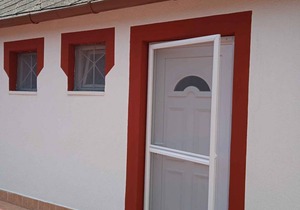 Holiday home with swing and garden shower