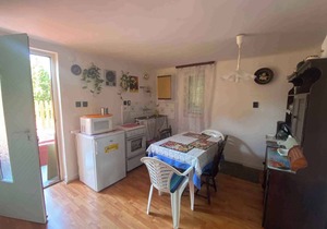Holiday home with swing and garden shower