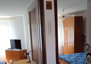 Holiday home with swing and garden shower