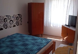 Holiday home with swing and garden shower