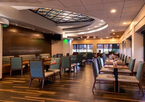 Holiday Inn Hotel & Suites Warren