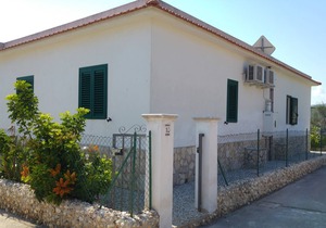 Holidays in the Villino n10 Giovanna DISANTI, immersed in the green aVieste in the GARGANO