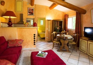 Homerez - Apartment for 2 pers. with shared pool in Forcalquier