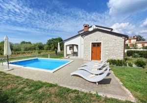 House 376/856 (Istria - Sveti Lovreč), 18000m from the beach