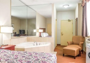 Howard Johnson by Wyndham Toronto Downtown West