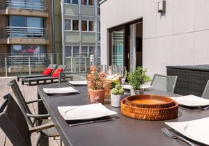 Huswell - Spacious Sunny Apartment with Huge Terrace