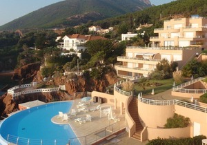 In a residence by the water, 2 rooms, sleeps 4 to 5, sunny, seaside view