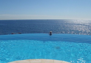 In a residence by the water, 2 rooms, sleeps 4 to 5, sunny, seaside view