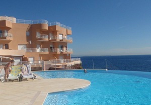 In a residence by the water, 2 rooms, sleeps 4 to 5, sunny, seaside view