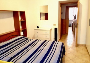 IN THE "HEART" OF NEPTUNE-BEACH, SHOPS, MEDIEVAL VILLAGE, MARINA AND STATION 5 MINUTES ON FOOT. GARDEN