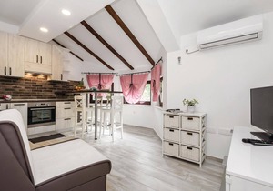 In Viskovo, a suburb of Rijeka, lies this lovingly and modernly furnished attic apartment.