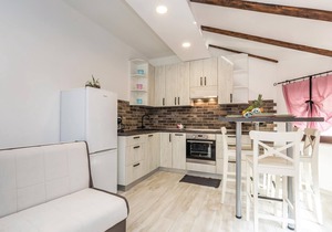 In Viskovo, a suburb of Rijeka, lies this lovingly and modernly furnished attic apartment.
