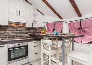In Viskovo, a suburb of Rijeka, lies this lovingly and modernly furnished attic apartment.
