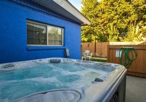 Inn 4 - Downtown 1 bedroom unit, sleeps 6 with shared hot tub