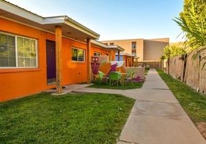 Inn 4 - Downtown 1 bedroom unit, sleeps 6 with shared hot tub