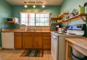 Inn 4 - Downtown 1 bedroom unit, sleeps 6 with shared hot tub