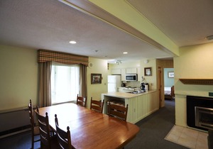Inns of Waterville Valley unit close to town square (201)