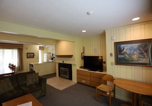 Inns of Waterville Valley unit close to town square (201)