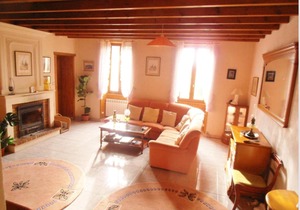 Inviting 6-Bed Farmhouse