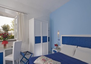 Ischia-Forio with a breathtaking view, above the Poseidon Gardens, 3 people