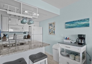Island Place 111 Downtown with Pool, Watch the Dolphins Play!