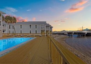 Island Place 111 Downtown with Pool, Watch the Dolphins Play!