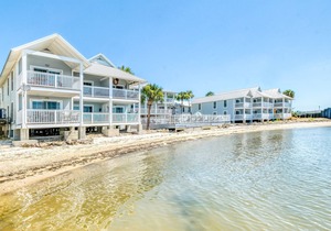 Island Place 111 Downtown with Pool, Watch the Dolphins Play!