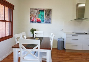 Jodi's Beach Retreat - Pet Friendly (2 bedroom apartment) 3+ nights