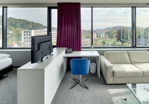 Junior Suite Gold mit Panoramafenster und King Size Boxspringbett