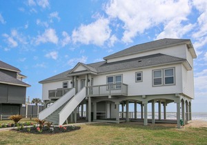 Kahala Beachfront - Vaulted Ceilings, Amazing Views, Expansive Ground Level!