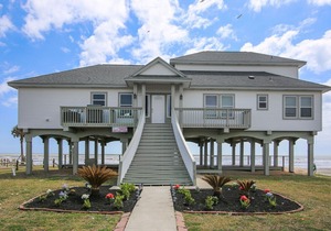 Kahala Beachfront - Vaulted Ceilings, Amazing Views, Expansive Ground Level!